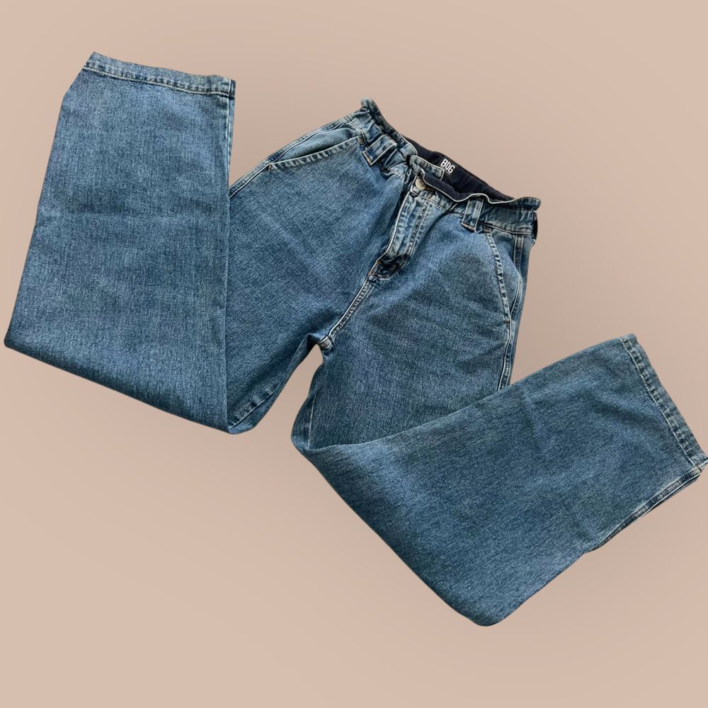BDG Urban Outfitters High Rise Mom Wide Leg Jeans Classic Light Wash Denim W28